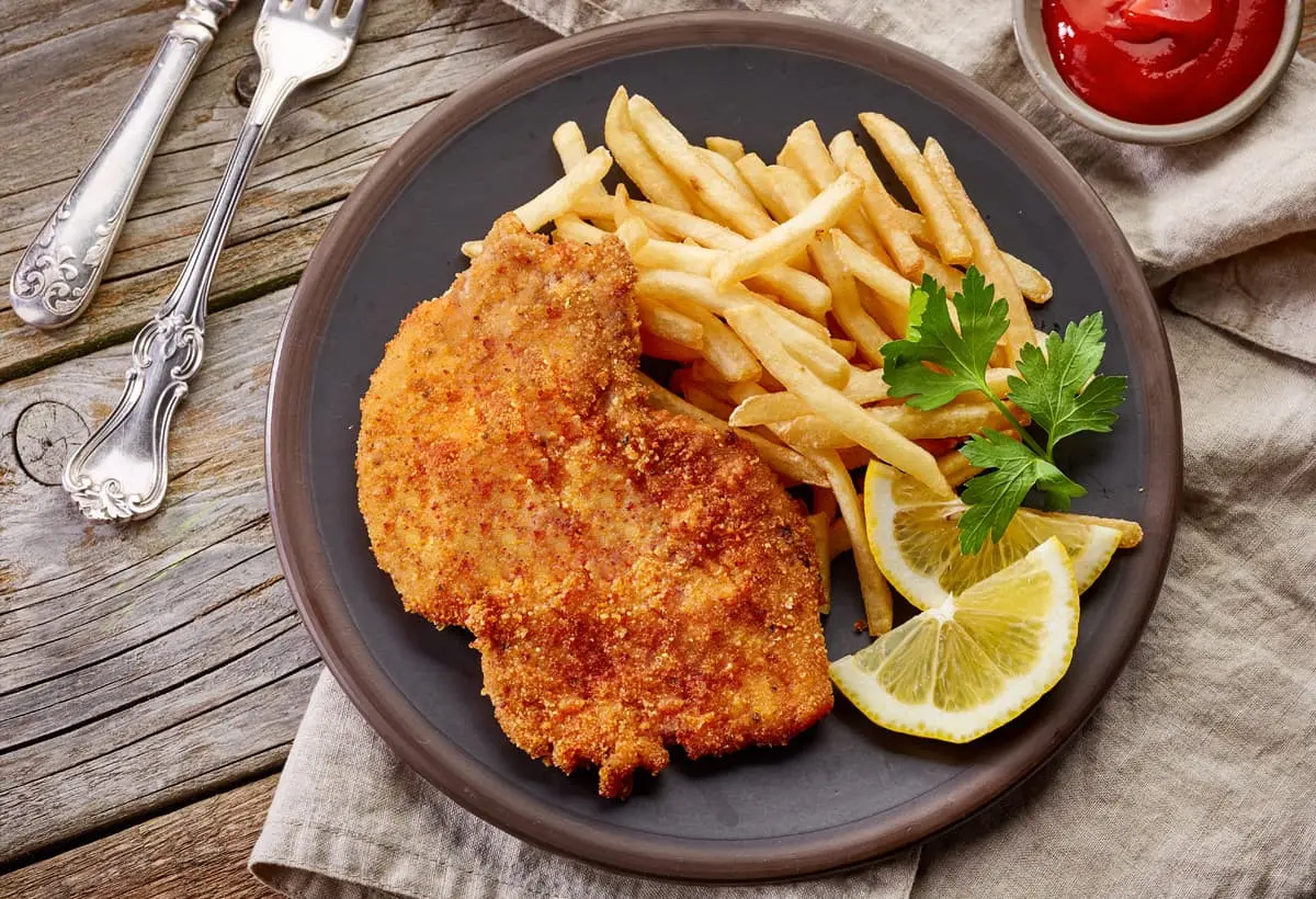 Wiener Schnitzel with fries and lemon