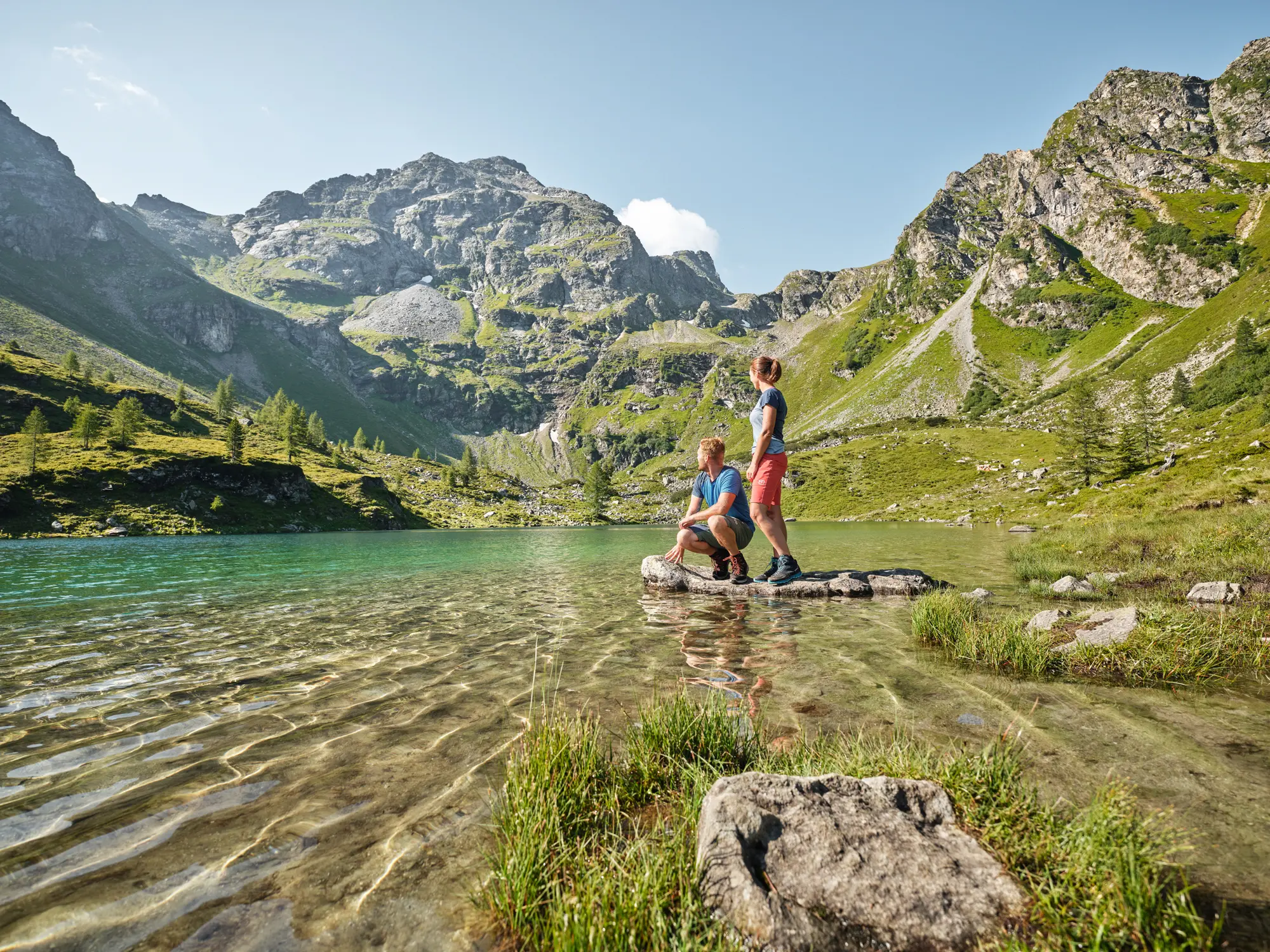 Wanderin am Bergsee in der Region Schladming-Dachstein