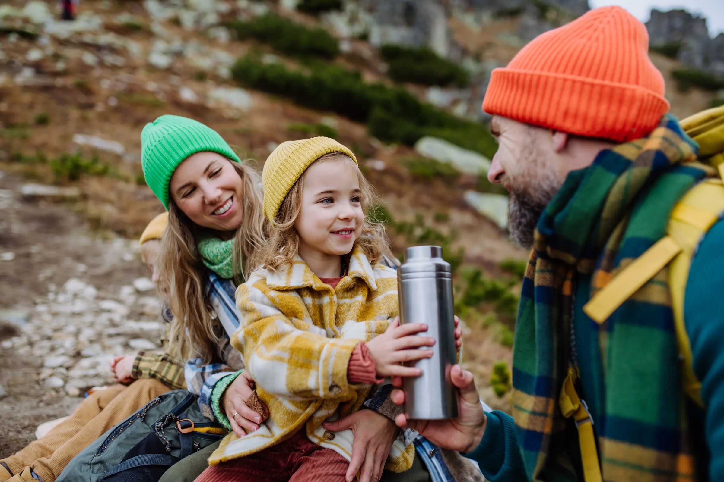 Kinder mit Thermosflasche beim Familienurlaub